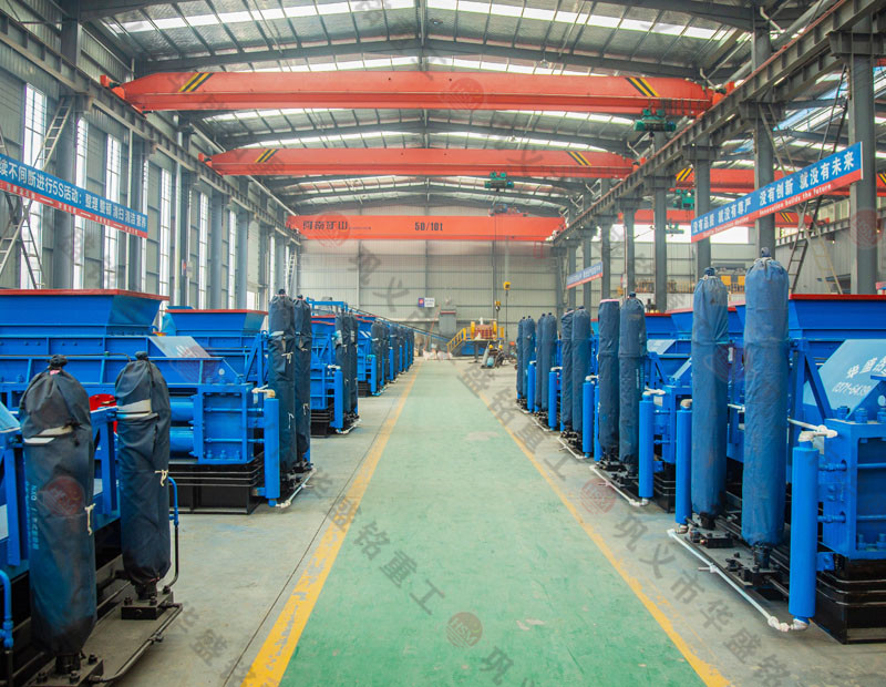 處理建筑廢料用什么設(shè)備？破碎紅磚用雙齒輥破碎機(jī)好嗎？