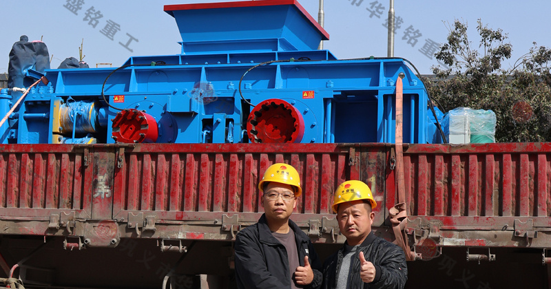 鵝卵石制砂用什么破碎機？推薦對輥機價格不貴還耐用
